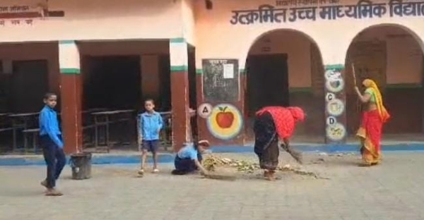 झाड़ू लगाती छात्रा झाड़ू लगाती छात्रा