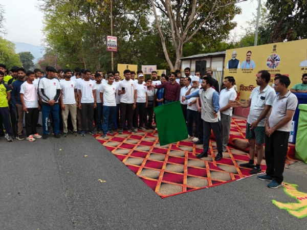 अलवर. दौड़ में शामिल अधिकारी एवं आमजन।