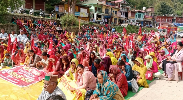 मंडी के जोगिंद्रनगर में स्मार्ट मीटर के विरोध में उमड़ी भीड़।