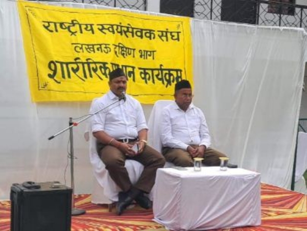 स्वयंसेवकोें को संबोधित करते सह प्रान्त शारीरिक प्रमुख प्रतोष