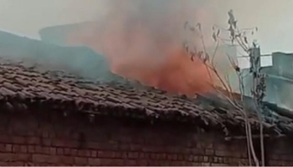 दुकान में लगा आग