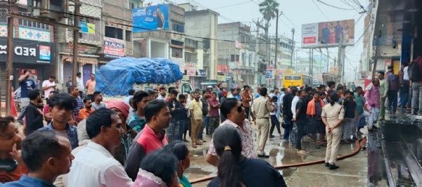 आग लगने के बाद जुटी लोगो की भीड़