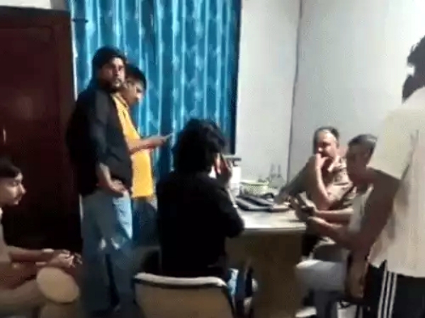 गोली चलने के बाद कार्रवाही करते हुए पुलिस। गोली चलने के बाद कार्रवाही करते हुए पुलिस।