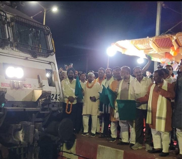 ट्रेन को हरी झंडी दिखाते सांसद ट्रेन को हरी झंडी दिखाते सांसद