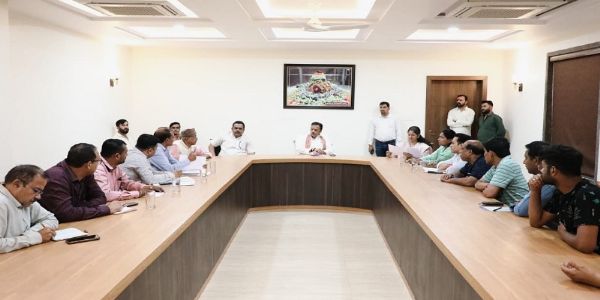 मप्रः उप मुख्यमंत्री शुक्ल ने रीवा में घरेलू गैस आपूर्ति व्यवस्था की समीक्षा की