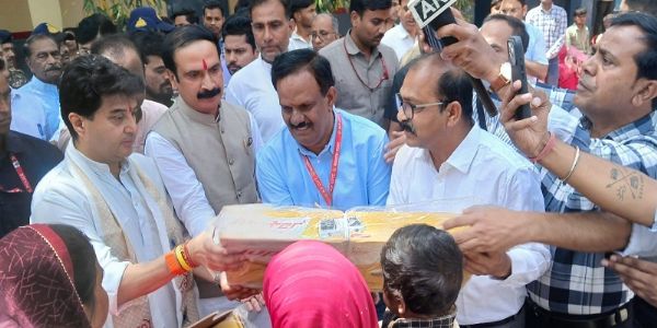 मप्रः केन्द्रीय मंत्री सिंधिया ने आदिवासी सामुदाय की महिलाओं को वितरित किए नि:शुल्क उज्जवला गैस कनेक्शन