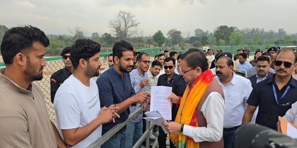 खटीमा दौरे पर मुख्यमंत्री धामी ने सुनीं जनसमस्याएं, समाधान के दिए निर्देश