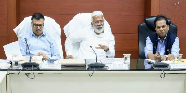 बाढ़ सुरक्षा संबंधी कार्यों को गुणवत्ता के साथ संपादित करें : स्वतंत्र देव सिंह