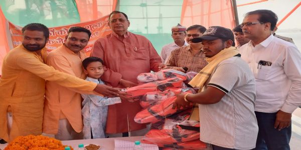 मीरजापुर : नवरात्र मेले से पहले नाविकों को मिली 5440 लाइफ जैकेट