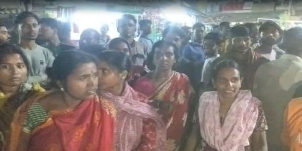 मालदह में न्यायिक हिरासत में कैदी की मौत को लेकर थाने के बाहर प्रदर्शन