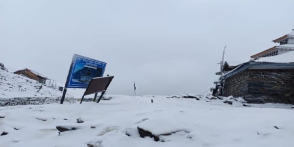 पीर की गली में ताजा बर्फबारी के बाद मुगल रोड बंद