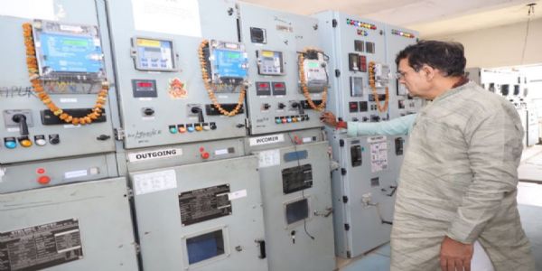 ऊर्जा मंत्री के निरीक्षण के बाद जेई निलंबित, उपखंड अधिकारी को भी कारण बताओ नोटिस जारी