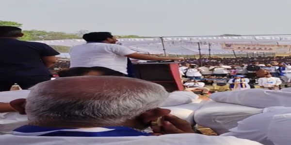 भीम आर्मी प्रमुख चंद्रशेखर आजाद के कार्यक्रम में मंच पर रिवाल्वर लेकर पहुंचा युवक, निकला पुलिसकर्मी