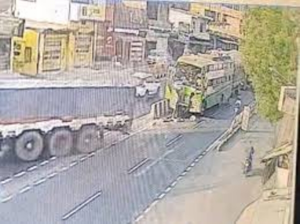 खड़े ट्रक से टकराई यात्री बस