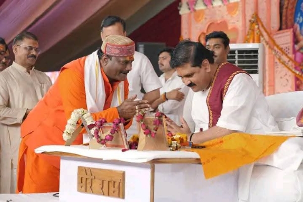 महाराज जी से आशीर्वाद लेते विद्या भारती के प्रदेश सचिव राम लाल सिंह