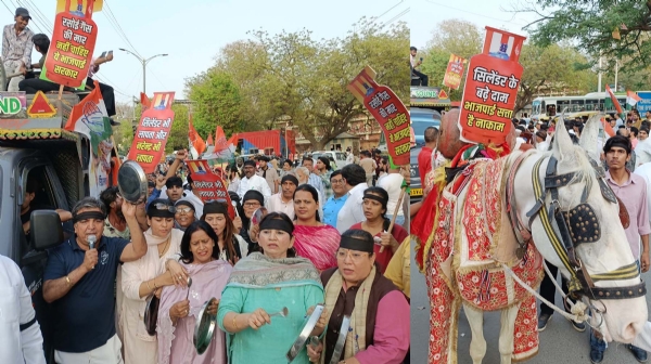 गुरुग्राम में गैस की किल्लत व महंगाई के विरोध में प्रदर्शन करते कांग्रेसी। गुरुग्राम में गैस की किल्लत व महंगाई के विरोध में प्रदर्शन करते कांग्रेसी।