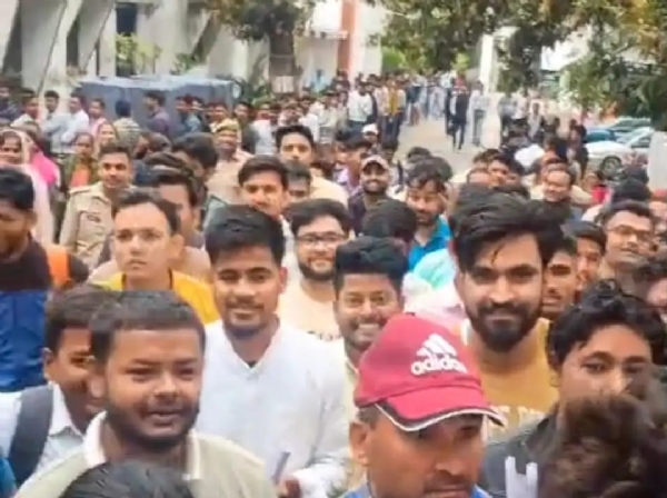 परीक्षा केंद्र से निकलते हुए परीक्षार्थी परीक्षा केंद्र से निकलते हुए परीक्षार्थी