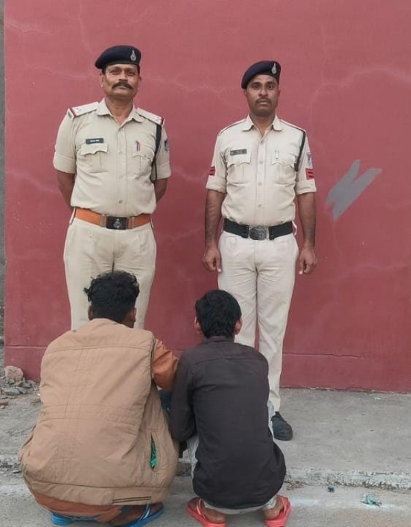 साथ दुष्कर्म के मामले में फरार दो आरोपित गिरफ्तार