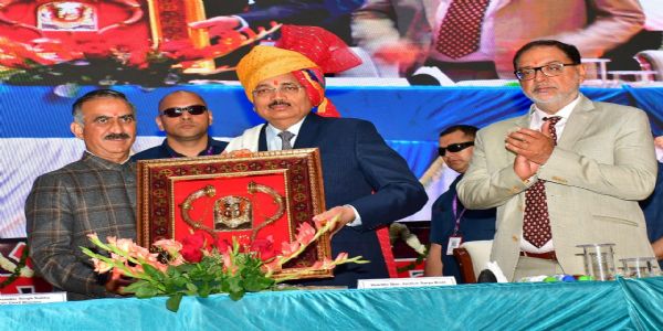 मुख्य न्यायाधीश सूर्यकांत मुख्यमंत्री के साथ