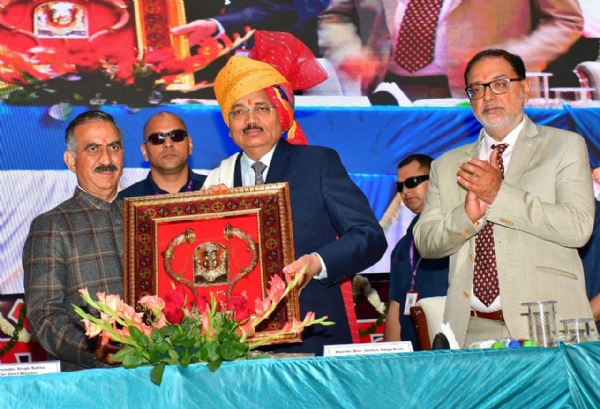 मुख्य न्यायाधीश सूर्यकांत मुख्यमंत्री के साथ