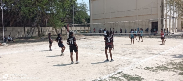 इंदिरा गांधी स्टेडियम में खेल के मैदान में खेलते हुए महिला खिलाड़ी