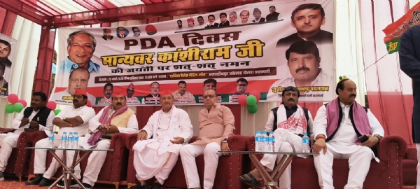 मान्यवर कांशीराम की जयंती मनाते सपा कार्यकर्ता