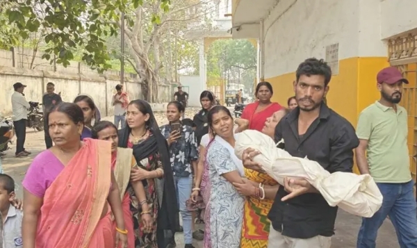 सड़क जाम करते परिजन