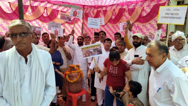 सिलेंडर रखकर प्रदर्शन करते कांग्रेस जिला अध्यक्ष व अन्य। सिलेंडर रखकर प्रदर्शन करते कांग्रेस जिला अध्यक्ष व अन्य।