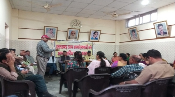 शहीद स्मारक पर राज्य आंदोलनकारी बैठक करते हुए।