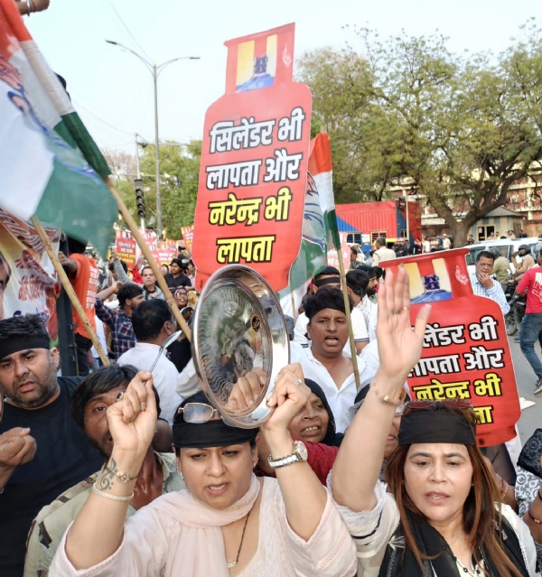 गुरुग्राम में गैस की किल्लत व महंगाई के विरोध में प्रदर्शन करते कांग्रेसी। गुरुग्राम में गैस की किल्लत व महंगाई के विरोध में प्रदर्शन करते कांग्रेसी।