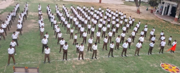 शारीरिक प्रदर्शन करते स्वयंसेवक