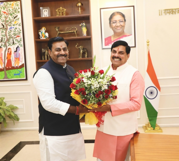 मुख्यमंत्री  से भेंट कर विधायक रामेश्वर शर्मा ने दिया आमंत्रण