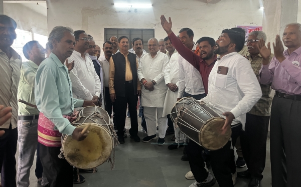 बरेली के ब्रह्मपुरा स्थित सरदार पटेल स्मारक कुर्मी क्षत्रिय छात्रावास में आयोजित होली मिलन समारोह के दौरान ढोल की थाप पर फूलों की होली खेलते और उत्सव मनाते समाज के लोग। बरेली के ब्रह्मपुरा स्थित सरदार पटेल स्मारक कुर्मी क्षत्रिय छात्रावास में आयोजित होली मिलन समारोह के दौरान ढोल की थाप पर फूलों की होली खेलते और उत्सव मनाते समाज के लोग।