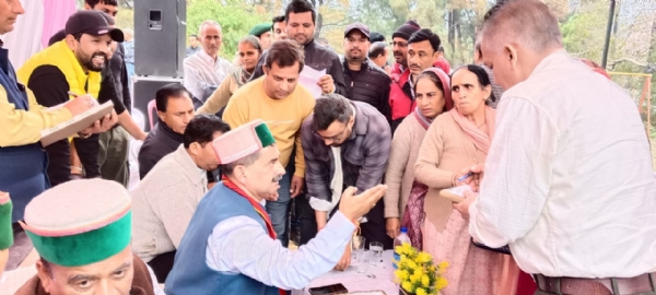 जन समस्याओं को सुनते हुए विधायक केवल पठानिया। जन समस्याओं को सुनते हुए विधायक केवल पठानिया।