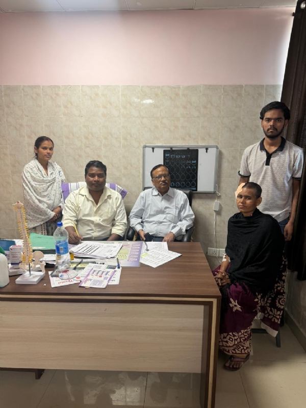 अस्पताल में मरीज के साथ डॉक्टरों की टीम