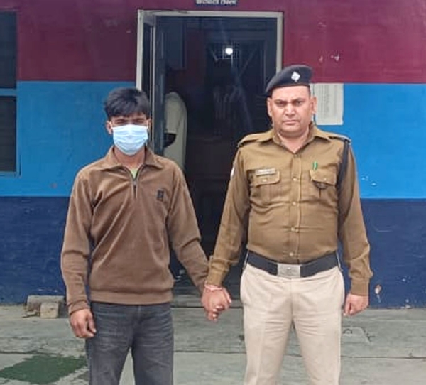 पुलिस गिरफ्त में आरोपित