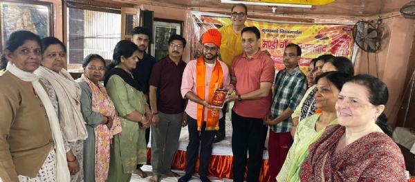 यूपीएससी में 77वीं रैंक पाने पर देवांशधं गुप्ता को सम्मानित करते दिव्या योग केंद्र के पदाधिकारी।