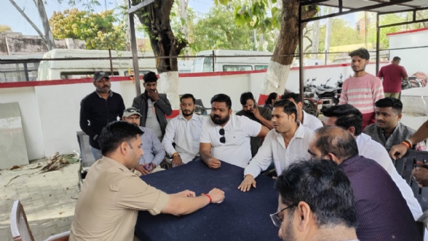 मुरादाबाद के थाना सिविल लाइन में मुकदमा दर्ज कराने पहुंचे ब्राह्मण समाज के प्रतिनिधि। मुरादाबाद के थाना सिविल लाइन में मुकदमा दर्ज कराने पहुंचे ब्राह्मण समाज के प्रतिनिधि।