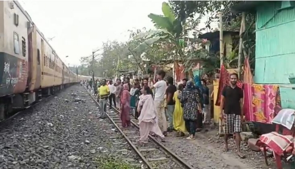 ट्रेन पर पथराव का आरोप