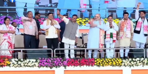 गुवाहाटी के खानापारा में आयोजित भाजयुमो की युवा शक्ति समारोह में मंच पर उपस्थित अमित शाह एवं अन्य वरिष्ठ नेता