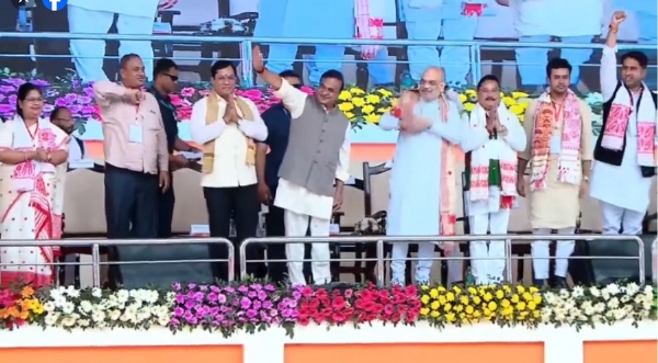 गुवाहाटी के खानापारा में आयोजित भाजयुमो की युवा शक्ति समारोह में मंच पर उपस्थित अमित शाह एवं अन्य वरिष्ठ नेता