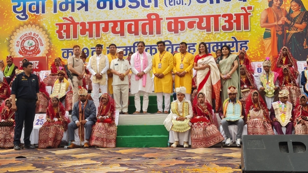 मंच पर दुल्हनों को आर्शीवाद देने आए गणमान्य लोग।