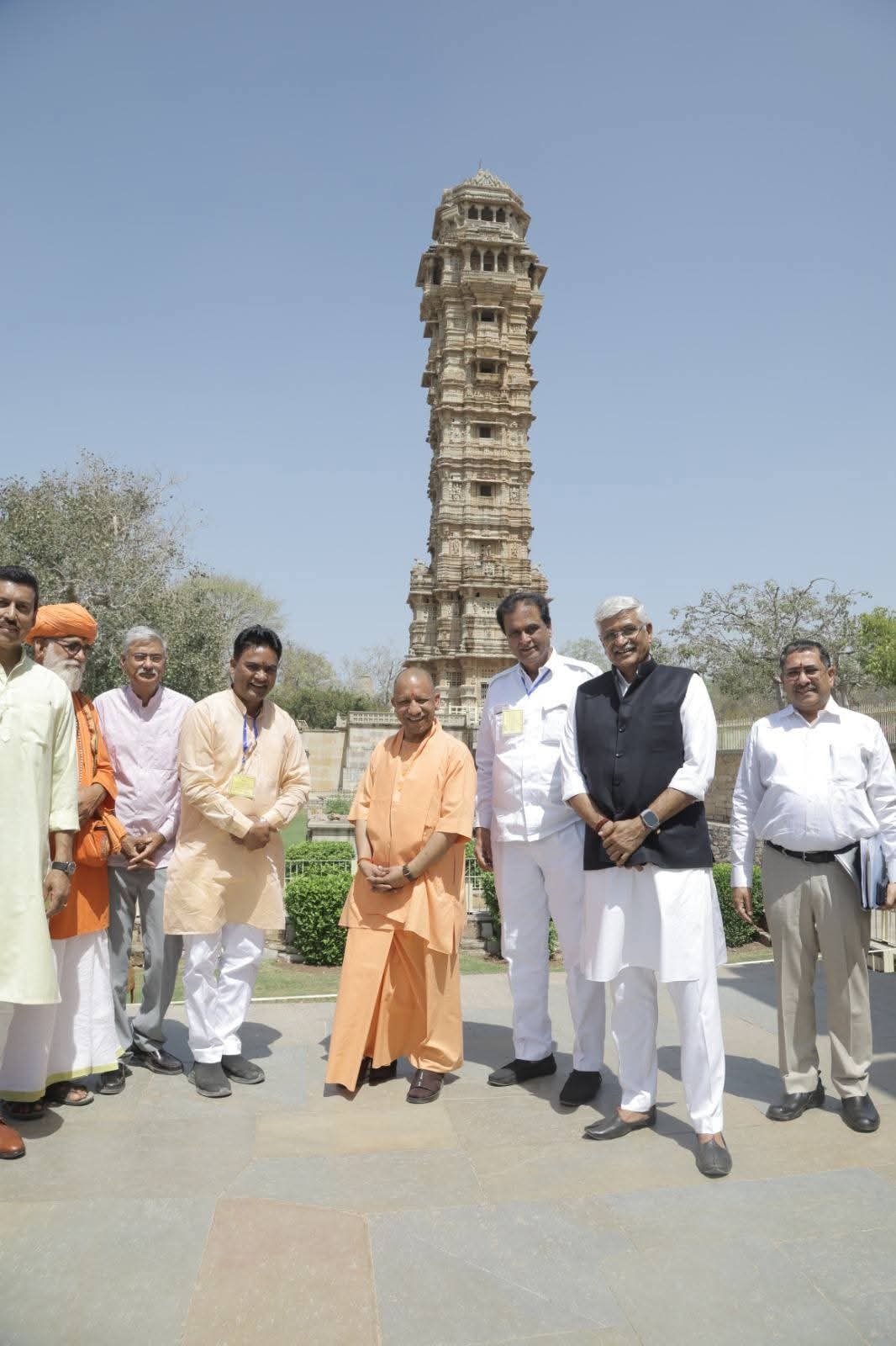 विजय स्तंभ पर केंद्रीय मंत्री शेखावत, सीएम योगी और अन्य।