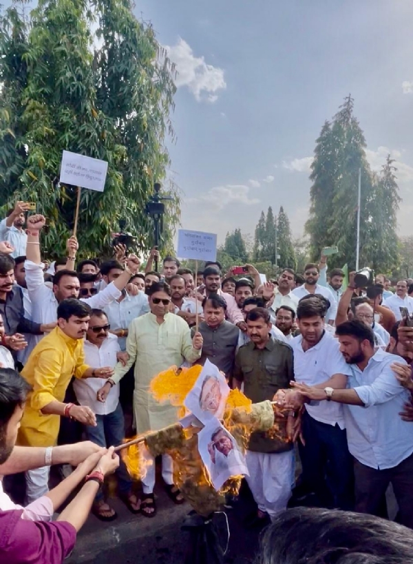 कांग्रेस नेता मणिशंकर अय्यर के बयान पर जयपुर भाजपा ने  गांधी सर्किल पर किया पुतला दहन