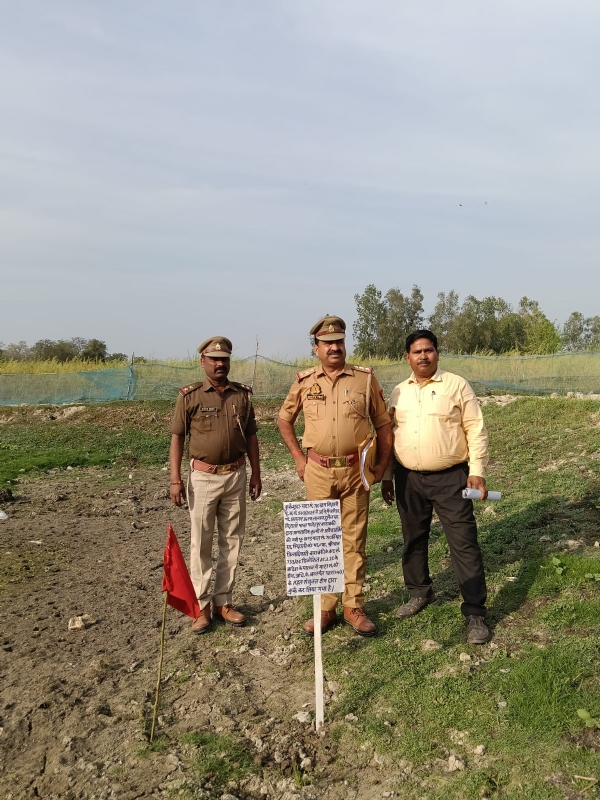 प्रशासन द्वारा कुर्क की जा रही जमीन का फोटो