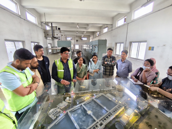 सीवेज ट्रीटमेंट प्लांट का शैक्षणिक भ्रमण करते गुरु जंभेश्वर विश्वविद्यालय के छात्र-छात्राएं।