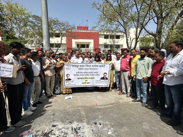 महंगाई और गैस सिलेंडर के बढ़े दामों के विरोध में कांग्रेस ने कलेक्ट्रेट सर्किल पर फूंका प्रधानमंत्री का पुतला