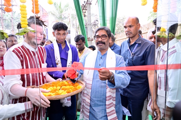 मुख्यमंत्री शोरूम का उद्घाटन करते