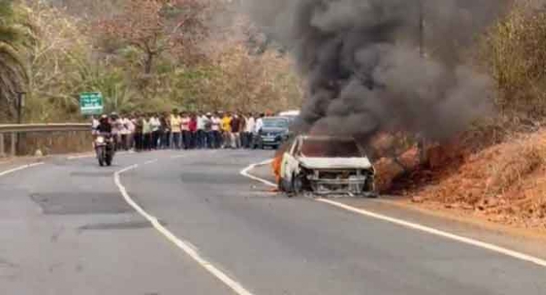 बास्तानार घाट में चलती कार में लगी आग, जलकर हुआ खाक