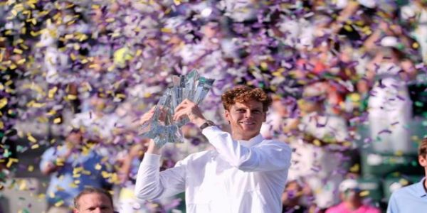 इंडियन वेल्स ट्रॉफी के साथ यानिक सिनर इंडियन वेल्स ट्रॉफी के साथ यानिक सिनर